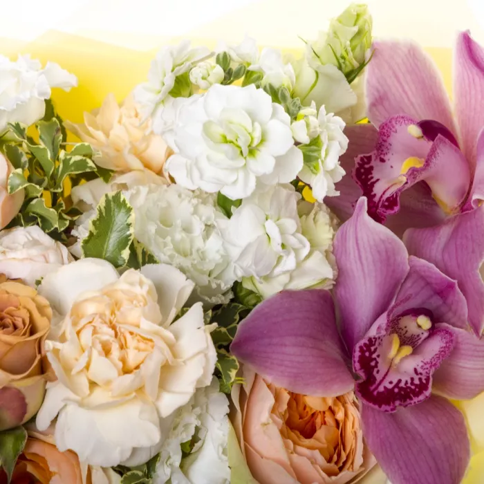 Букет из роз, цимбидиума и эустом