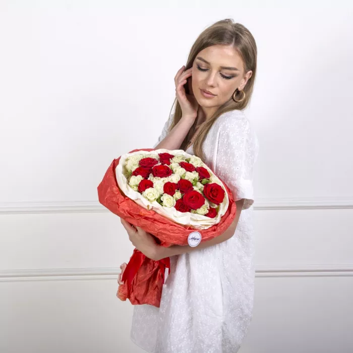 Букет из 21 разноцветной кустовой розы