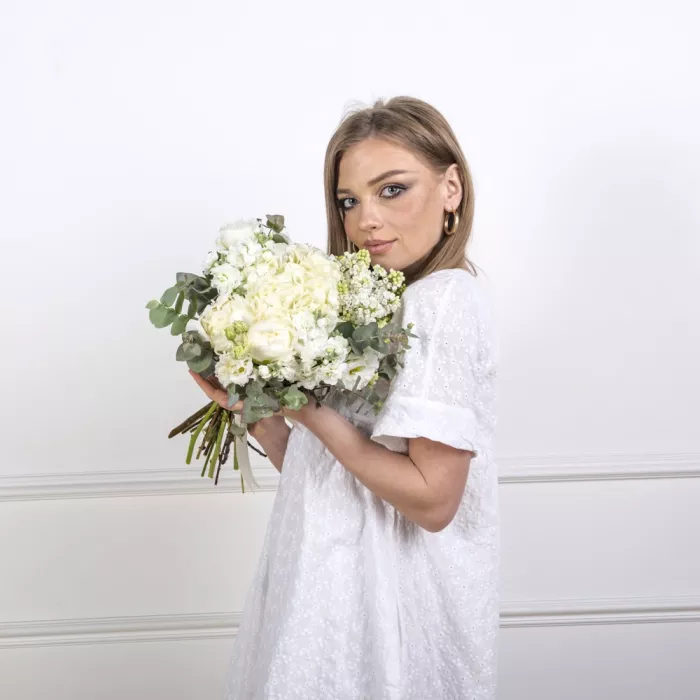 Букет из эустом, пионов и цветов матиоллы