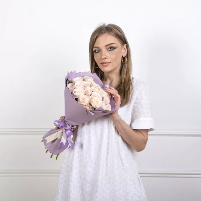 Букет из 21 кремовой кустовой розы