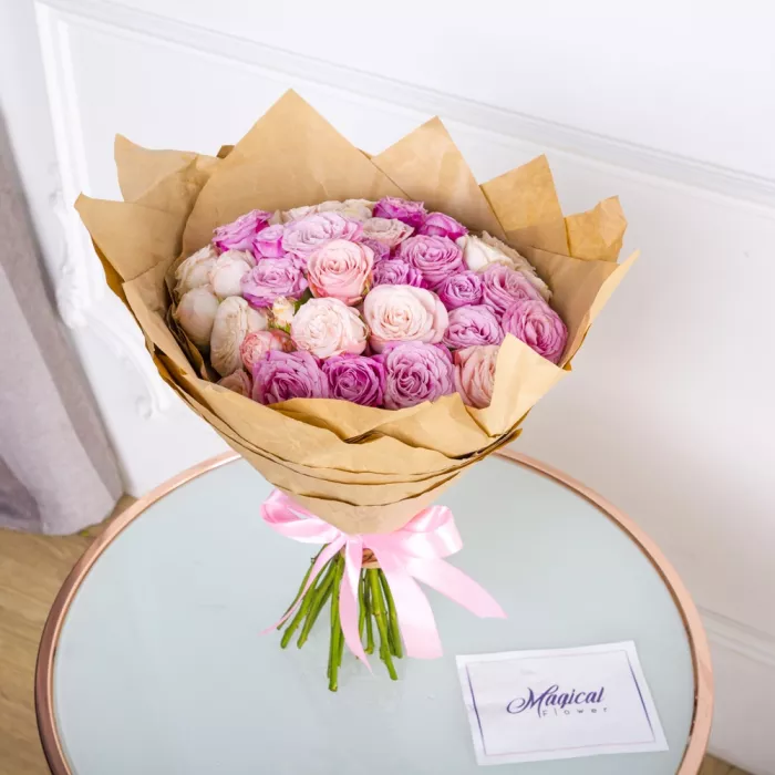 21 разноцветная кустовая роза в крафте