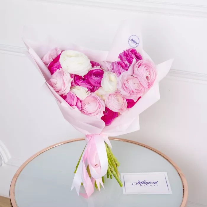 35 разноцветных ранункулюсов