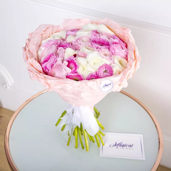 Букет из 35 разноцветных ранункулюсов