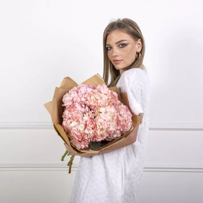 5 розовых гортензий