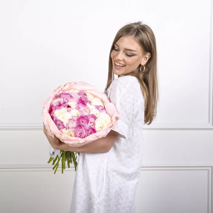 Букет из 35 разноцветных ранункулюсов