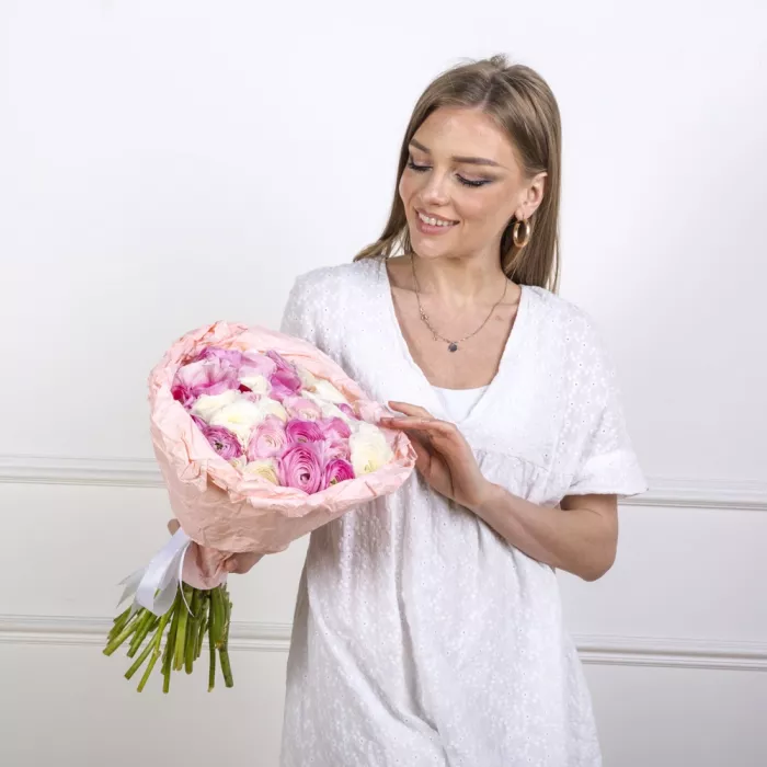 Букет из 35 разноцветных ранункулюсов