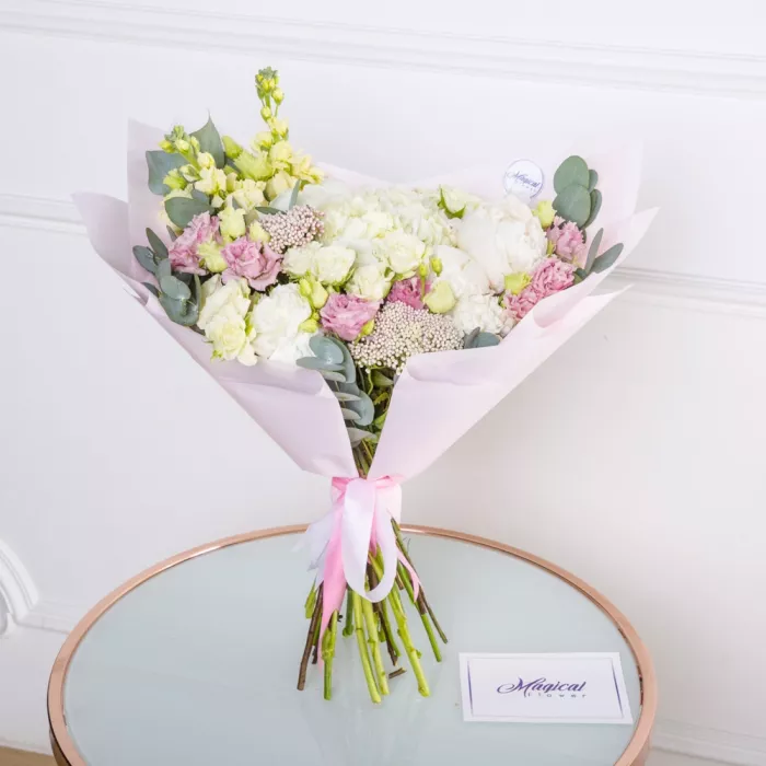 Букет из эустом, пионов и роз