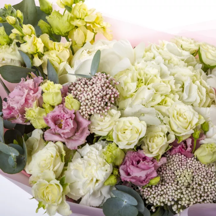 Букет из эустом, пионов и роз
