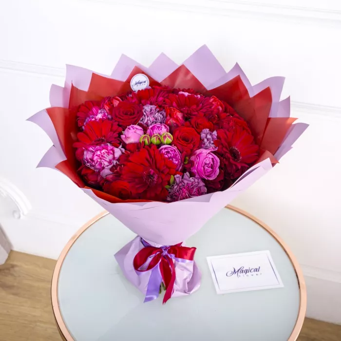 Букет из хризантем и роз