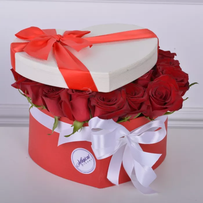 35 красных роз в коробки в форме сердца 