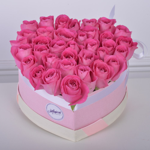 35 розовых роз в коробки в форме сердца