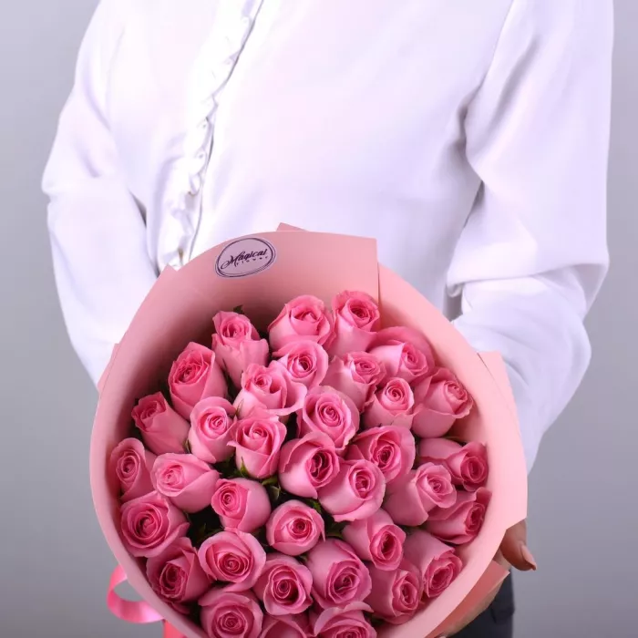 35 розовых роз