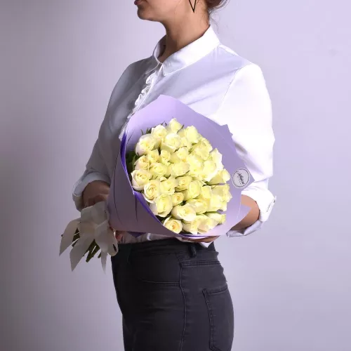 35 белых роз