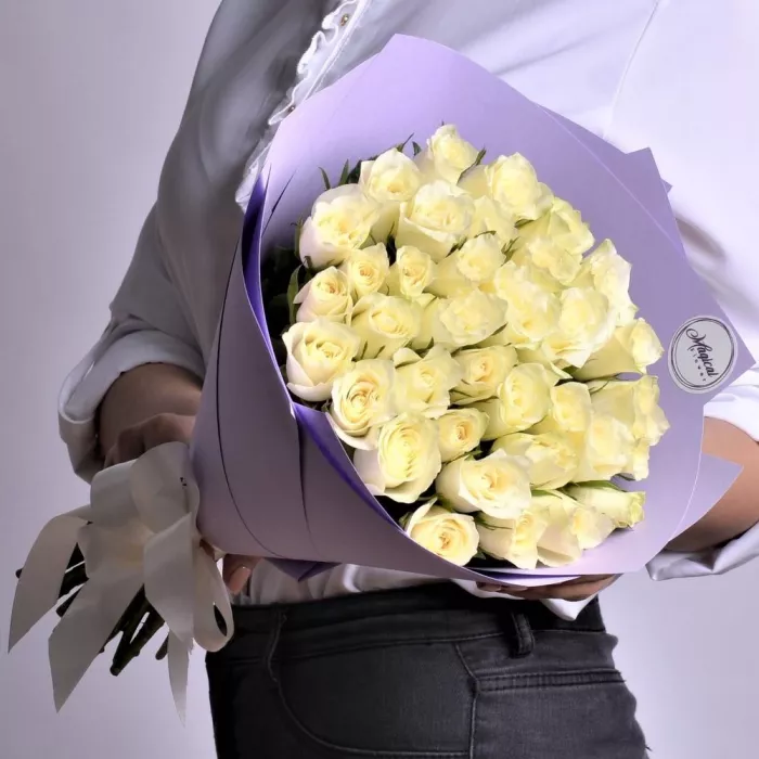 35 белых роз