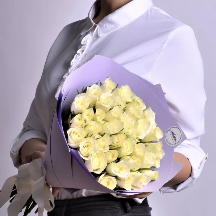 35 белых роз