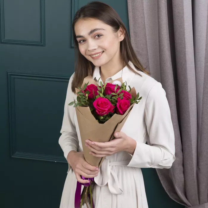 Букет из 5 малиновых роз 50 см