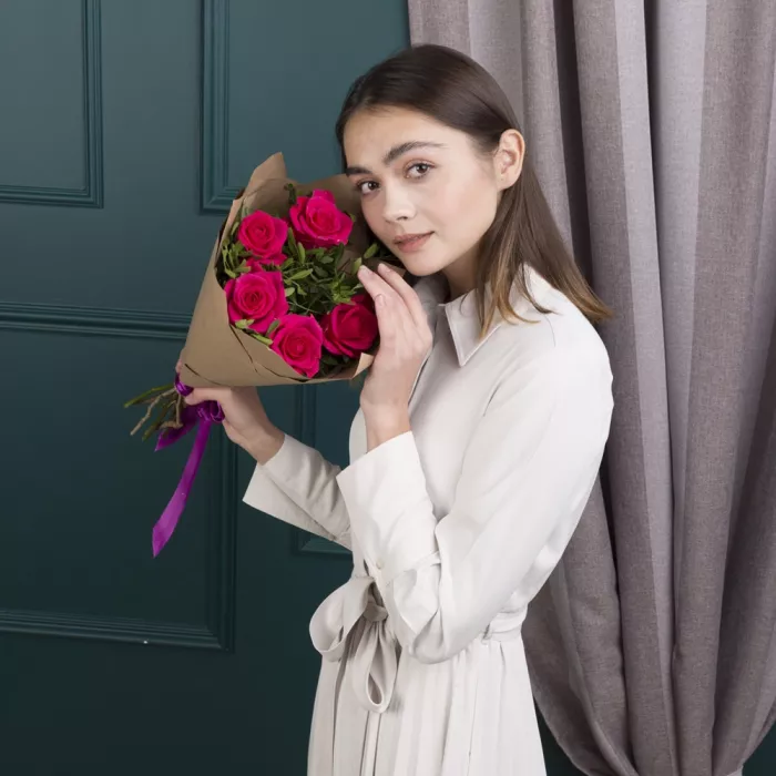 Букет из 5 малиновых роз 50 см