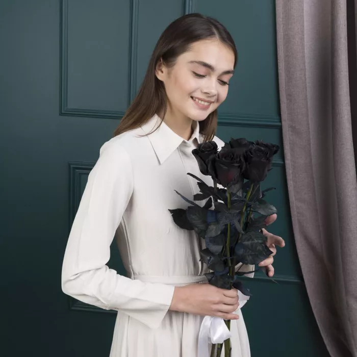 Букет из 5 черных роз 70 см