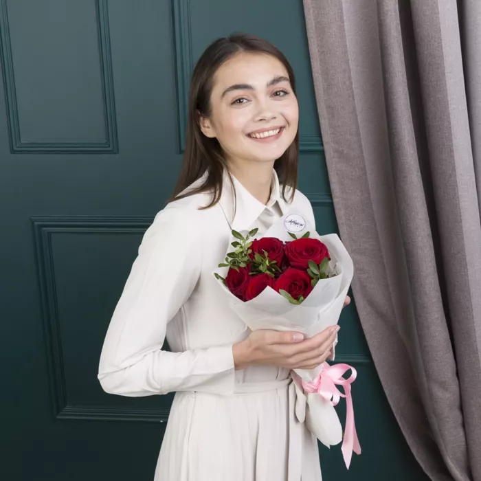 Букет из 5 красных роз 60 см Букет из 5 красных роз 60 см