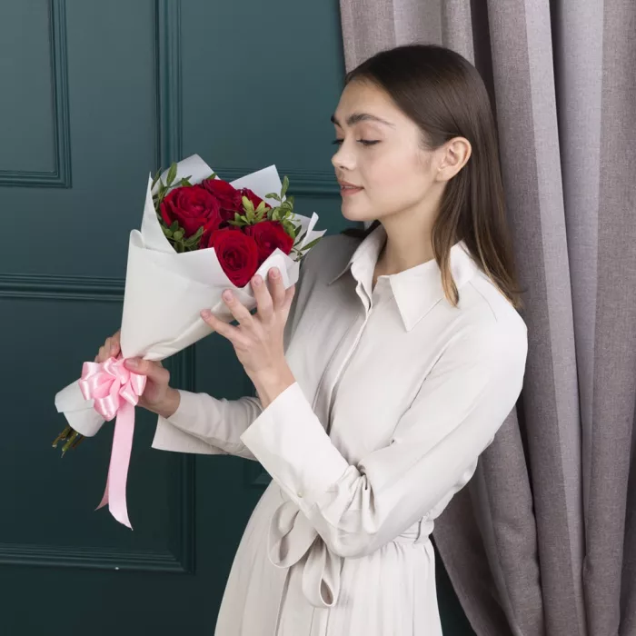 Букет из 5 красных роз 60 см Букет из 5 красных роз 60 см