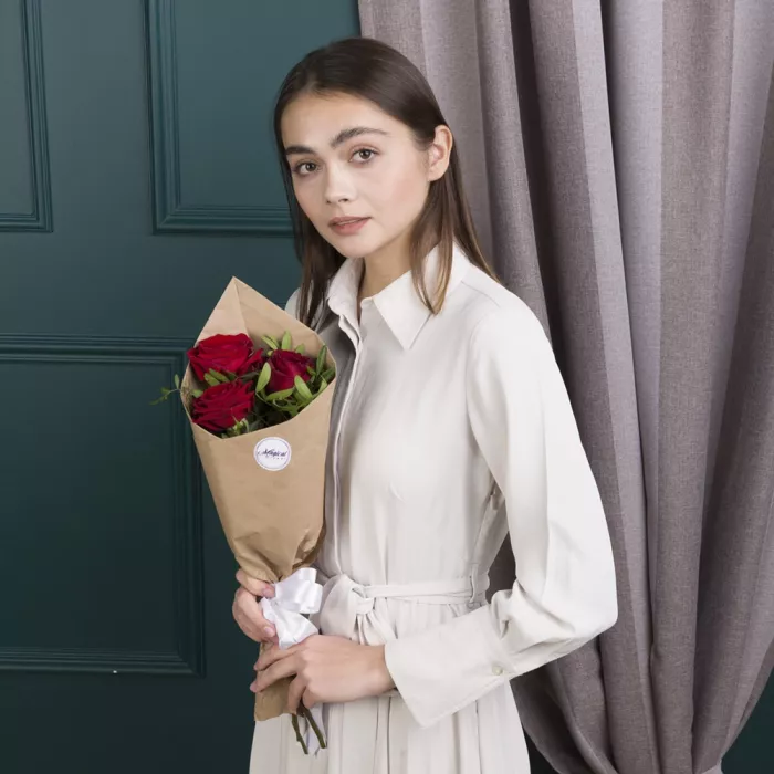 Букет из 3 красных роз 50 см