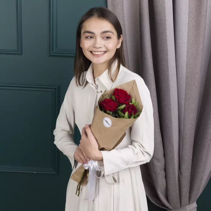 Букет из 3 красных роз 50 см