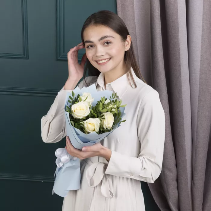 Букет из 5 белых роз 50 см