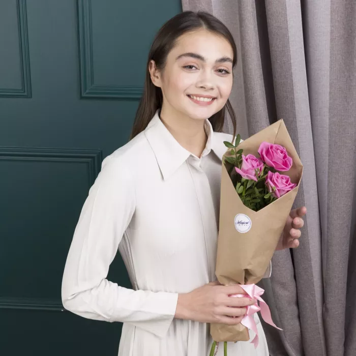 Букет из 3 розовых роз 50 см