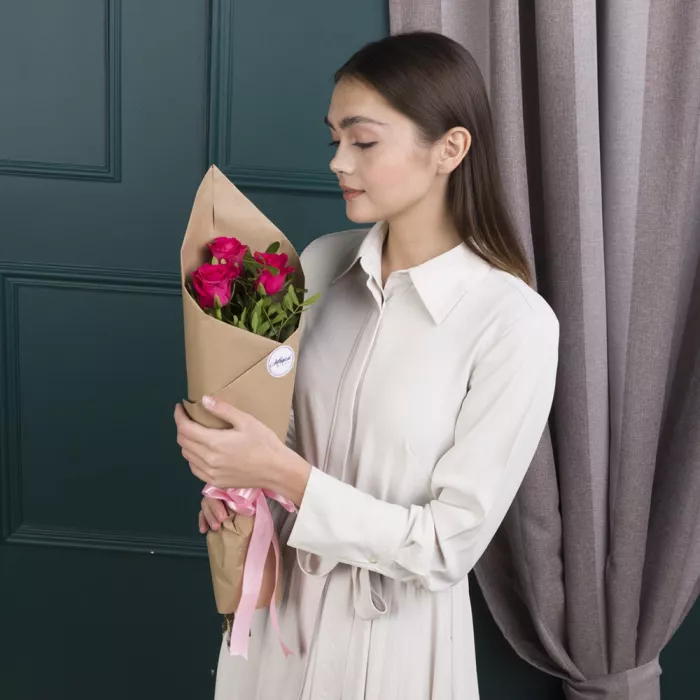 Букет из 3 малиновых роз 60 см