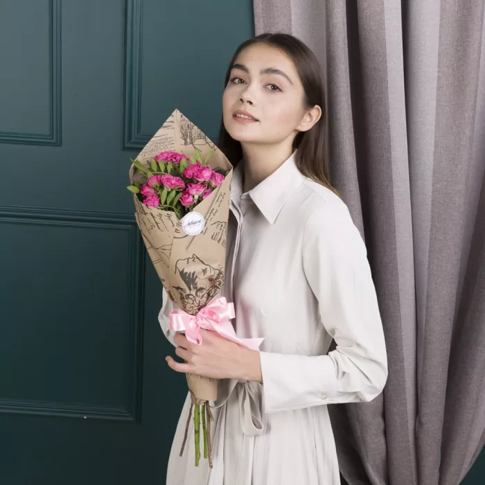 Букет из 3 розовых кустовых роз