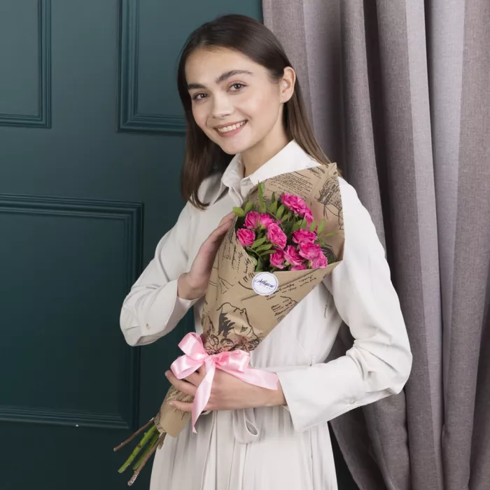 Букет из 3 розовых кустовых роз