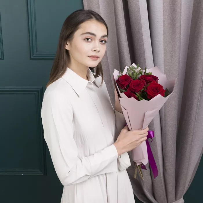 Букет из 5 красных роз 50 см