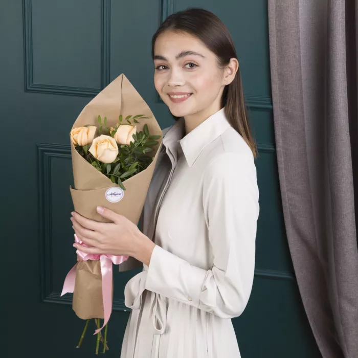 Букет из 3 кремовых роз 50 см