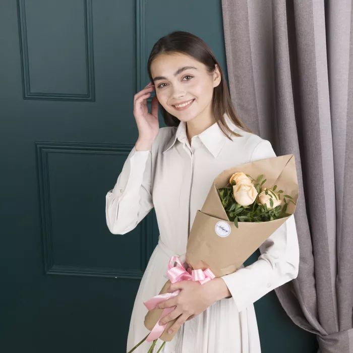 Букет из 3 кремовых роз 50 см