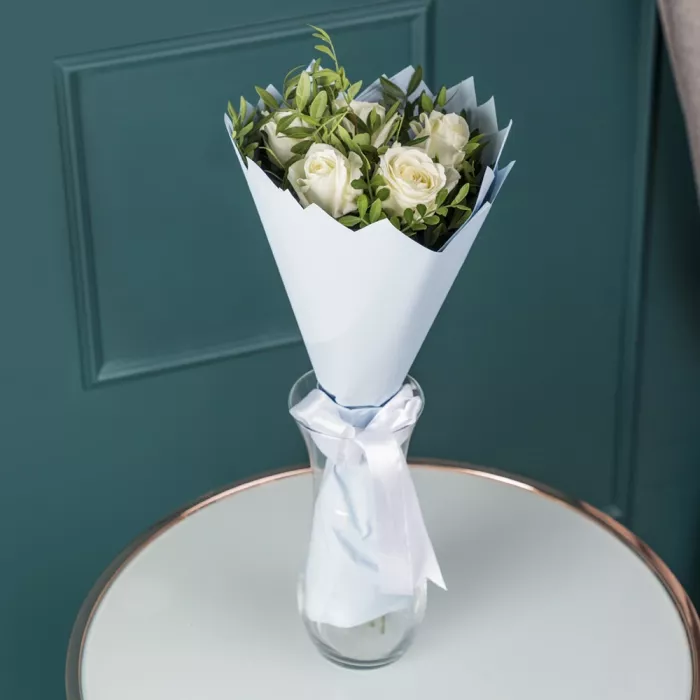 Букет из 5 белых роз 50 см