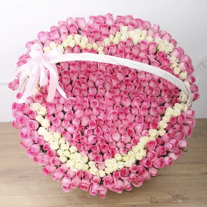 501 Розовая и белая роза в корзине