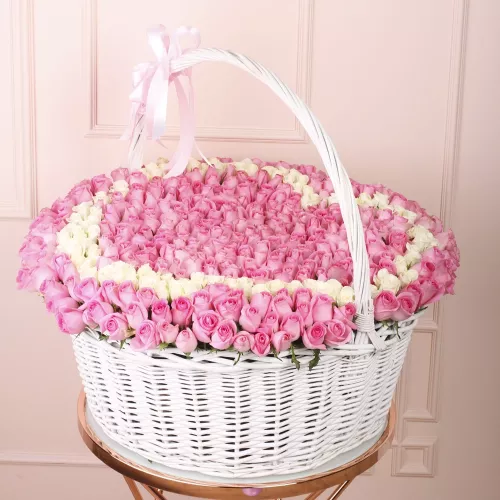 501 Розовая и белая роза в корзине 