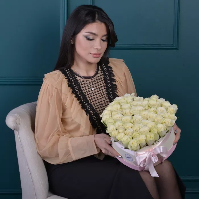 51 белая роза в коробке в форме сердца