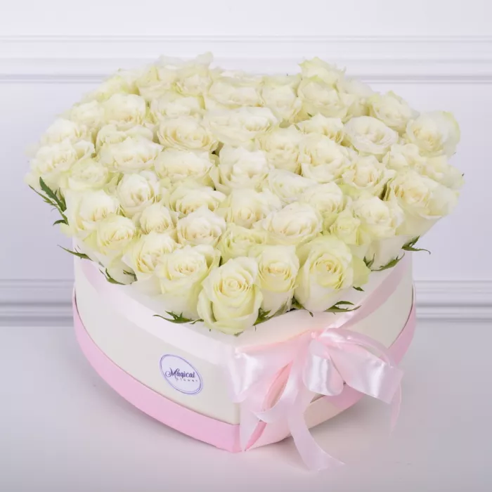 51 белая роза в коробке в форме сердца