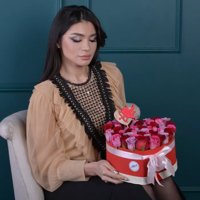 35 разноцветных роз 40 см в шляпной коробке