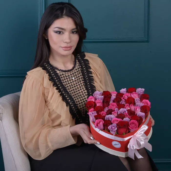 51 роза микс в коробке в форме сердца