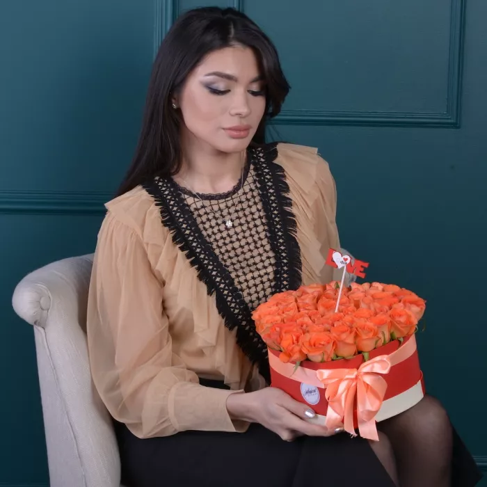 51 мандариновая роза в коробке в форме сердца