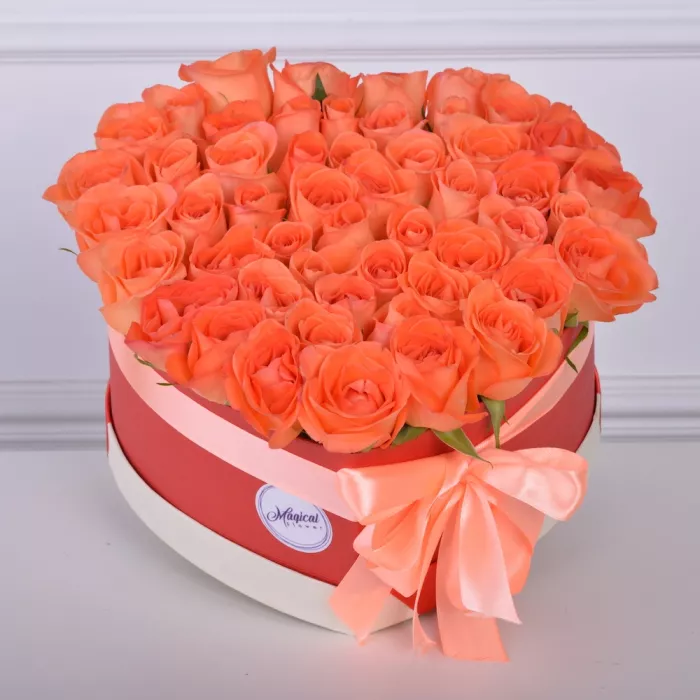 51 мандариновая роза в коробке в форме сердца