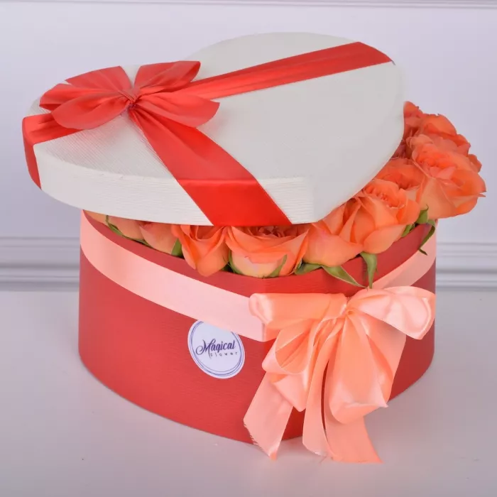 51 мандариновая роза в коробке в форме сердца