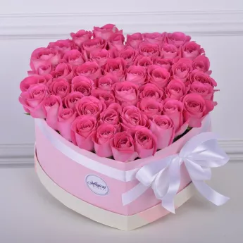 51 розовая роза в коробке в форме сердца 