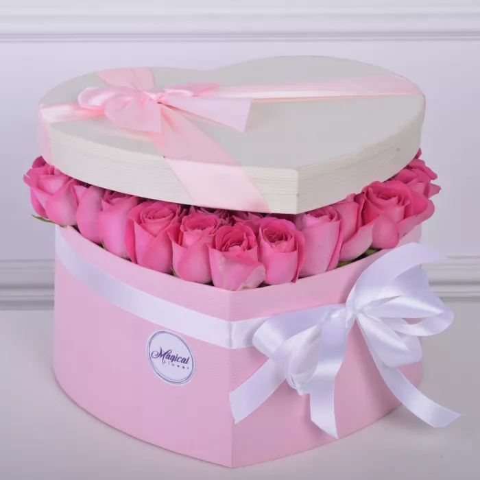 51 розовая роза в коробке в форме сердца