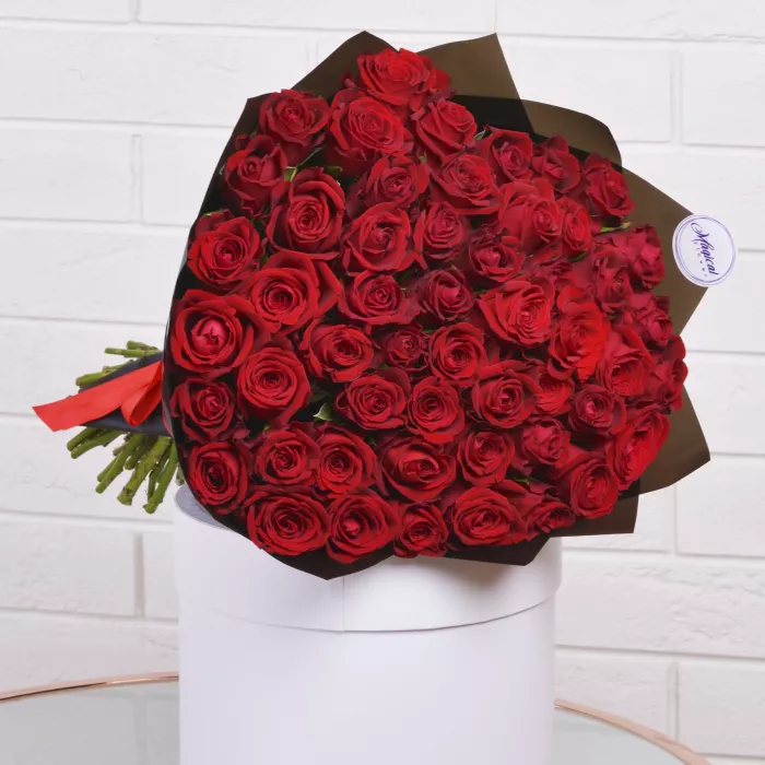 51 красная роза в пленке