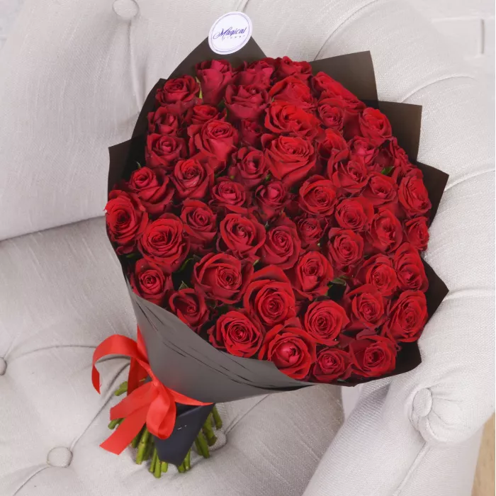 51 красная роза в пленке