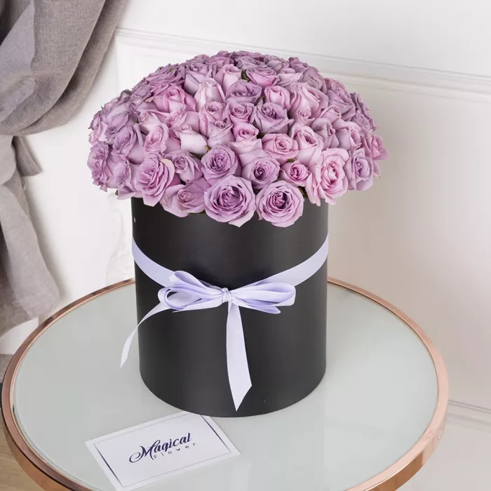 101 сиреневая роза в шляпной коробке