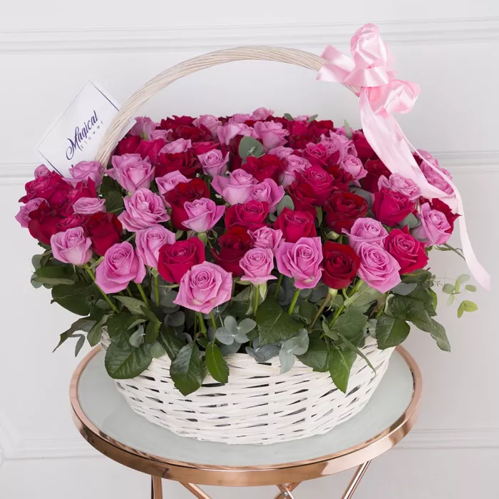 101 роза микс в корзине с лентой